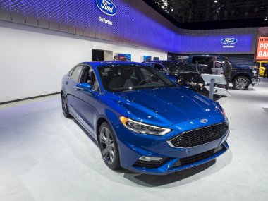 New York, bize - 12 Nisan 2017: Ford Fusion spor 2017 sırasında ekranda New York Uluslararası Otomobil Fuarı Jacob Javits Merkezi'nde düzenlenen.