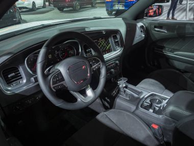 Detroit, bize - 15 Ocak 2018: Dodge Charger Gt Awd Kuzey Amerika Uluslararası Otomobil Fuarı'nda şehir Detroit Cobo Center'da sırasında ekranda.