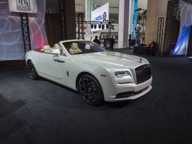 Detroit, bize - 14 Ocak 2018: Rolls Royce şafak Kuzey Amerika Uluslararası Otomobil Fuarı'nda şehir Detroit Cobo Center'da sırasında ekranda.
