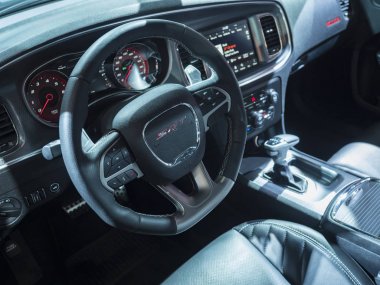 Detroit, bize - 15 Ocak 2018: Dodge Charger Srt Hellcat Kuzey Amerika Uluslararası Otomobil Fuarı'nda şehir Detroit Cobo Center'da sırasında ekranda.