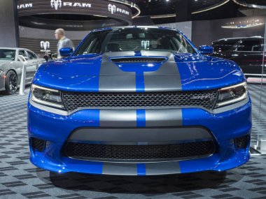 Detroit, bize - 15 Ocak 2018: Dodge Charger Srt Hellcat Kuzey Amerika Uluslararası Otomobil Fuarı'nda şehir Detroit Cobo Center'da sırasında ekranda.