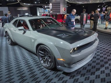 Detroit, bize - 15 Ocak 2018: Dodge Challenger Srt Hellcat gövdeli Kuzey Amerika Uluslararası Otomobil Fuarı'nda şehir Detroit Cobo Center'da sırasında ekranda.