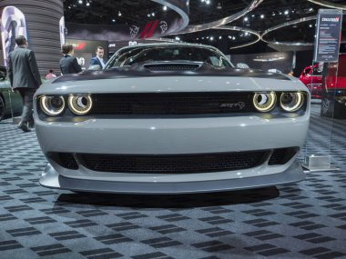 Detroit, bize - 15 Ocak 2018: Dodge Challenger Srt Hellcat gövdeli Kuzey Amerika Uluslararası Otomobil Fuarı'nda şehir Detroit Cobo Center'da sırasında ekranda.