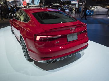 Detroit, bize - 15 Ocak 2018: Audi S5 Kuzey Amerika Uluslararası Otomobil Fuarı'nda şehir Detroit Cobo Center'da sırasında ekranda.