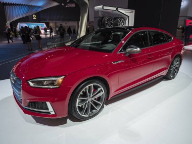 Detroit, bize - 15 Ocak 2018: Audi S5 Kuzey Amerika Uluslararası Otomobil Fuarı'nda şehir Detroit Cobo Center'da sırasında ekranda.