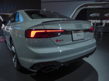 Detroit, bize - 15 Ocak 2018: Audi Rs5 Kuzey Amerika Uluslararası Otomobil Fuarı'nda şehir Detroit Cobo Center'da sırasında ekranda.