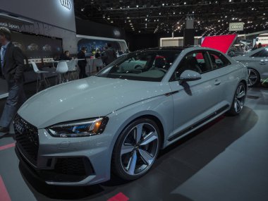 Detroit, bize - 15 Ocak 2018: Audi Rs5 Kuzey Amerika Uluslararası Otomobil Fuarı'nda şehir Detroit Cobo Center'da sırasında ekranda.