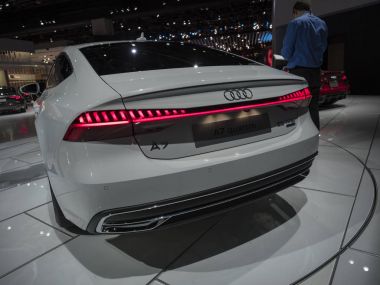 Detroit, bize - 15 Ocak 2018: Audi A7 Kuzey Amerika Uluslararası Otomobil Fuarı'nda şehir Detroit Cobo Center'da sırasında ekranda.