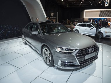 Detroit, bize - 15 Ocak 2018: Audi A8l Kuzey Amerika Uluslararası Otomobil Fuarı'nda şehir Detroit Cobo Center'da sırasında ekranda.
