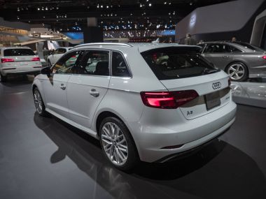 Detroit, bize - 15 Ocak 2018: Audi A3 e-tron Kuzey Amerika Uluslararası Otomobil Fuarı'nda şehir Detroit Cobo Center'da sırasında ekranda.
