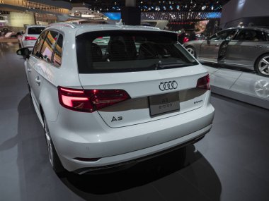 Detroit, bize - 15 Ocak 2018: Audi A3 e-tron Kuzey Amerika Uluslararası Otomobil Fuarı'nda şehir Detroit Cobo Center'da sırasında ekranda.