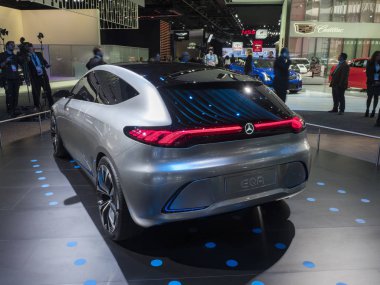 Detroit, bize - 15 Ocak 2018: Mercedes kavramı Eqa Kuzey Amerika Uluslararası Otomobil Fuarı'nda şehir Detroit Cobo Center'da sırasında ekranda.