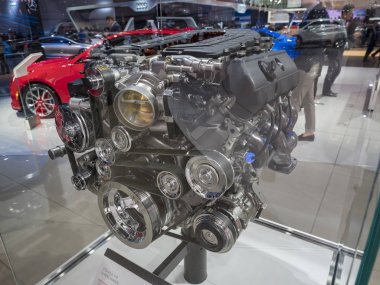 Detroit, bize - 15 Ocak 2018: Kuzey Amerika Uluslararası Otomobil Fuarı'nda şehir Detroit Cobo Center'da sırasında ekranda motoru Cadillac Cts-V 6.2 litre supercharged.