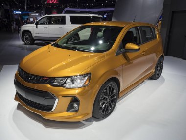 Detroit, bize - 15 Ocak 2018: Chevrolet Sonic turbo Kuzey Amerika Uluslararası Otomobil Fuarı'nda şehir Detroit Cobo Center'da sırasında ekranda.