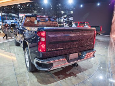 Detroit, bize - 15 Ocak 2018: Chevrolet Silverado kamyonet Kuzey Amerika Uluslararası Otomobil Fuarı'nda şehir Detroit Cobo Center'da sırasında ekranda.