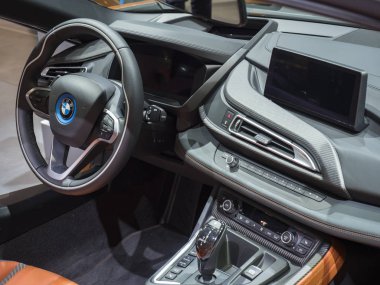Detroit, bize - 15 Ocak 2018: Bmw i8 Roadster Kuzey Amerika Uluslararası Otomobil Fuarı'nda şehir Detroit Cobo Center'da sırasında ekranda.
