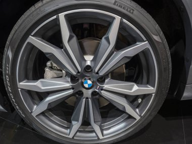 Detroit, bize - 15 Ocak 2018: Kuzey Amerika Uluslararası Otomobil Fuarı'nda şehir Detroit Cobo Center'da Bmw X2 ekranda.