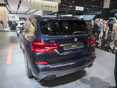 Detroit, bize - 15 Ocak 2018: Kuzey Amerika Uluslararası Otomobil Fuarı'nda şehir Detroit Cobo Center'da Bmw X3 ekranda.