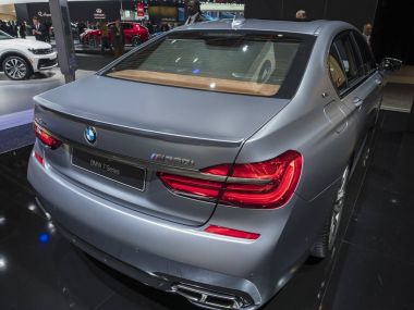 Detroit, bize - 15 Ocak 2018: Bmw 760i Kuzey Amerika Uluslararası Otomobil Fuarı'nda şehir Detroit Cobo Center'da sırasında ekranda.