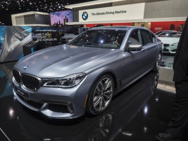 Detroit, bize - 15 Ocak 2018: Bmw 760i Kuzey Amerika Uluslararası Otomobil Fuarı'nda şehir Detroit Cobo Center'da sırasında ekranda.