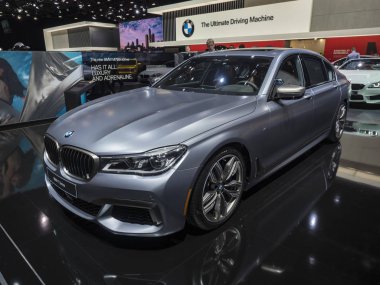 Detroit, bize - 15 Ocak 2018: Bmw 760i Kuzey Amerika Uluslararası Otomobil Fuarı'nda şehir Detroit Cobo Center'da sırasında ekranda.