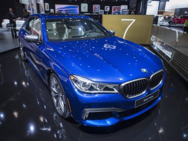 Detroit, bize - 15 Ocak 2018: Bmw 760i Kuzey Amerika Uluslararası Otomobil Fuarı'nda şehir Detroit Cobo Center'da sırasında ekranda.