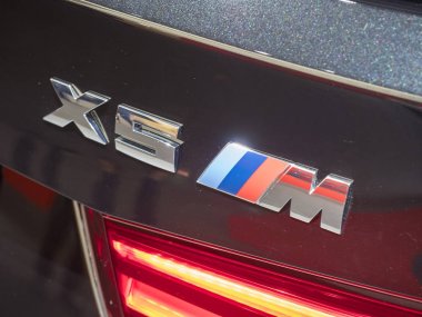 Detroit, bize - 15 Ocak 2018: Kuzey Amerika Uluslararası Otomobil Fuarı'nda şehir Detroit Cobo Center'da sırasında ekranda Bmw X5 M.