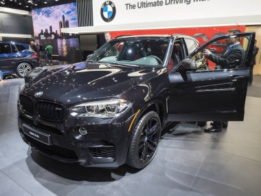 Detroit, bize - 15 Ocak 2018: Kuzey Amerika Uluslararası Otomobil Fuarı'nda şehir Detroit Cobo Center'da sırasında ekranda Bmw X5 M.