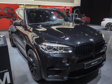Detroit, bize - 15 Ocak 2018: Kuzey Amerika Uluslararası Otomobil Fuarı'nda şehir Detroit Cobo Center'da sırasında ekranda Bmw X5 M.