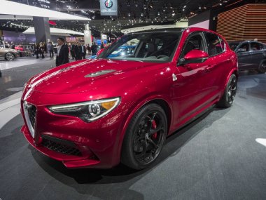 Detroit, bize - 15 Ocak 2018: Alfa Romeo Stelvio Kuzey Amerika Uluslararası Otomobil Fuarı'nda şehir Detroit Cobo Center'da sırasında ekranda.