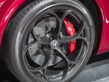 Detroit, bize - 15 Ocak 2018: Alfa Romeo Stelvio Kuzey Amerika Uluslararası Otomobil Fuarı'nda şehir Detroit Cobo Center'da sırasında ekranda.