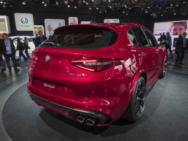 Detroit, bize - 15 Ocak 2018: Alfa Romeo Stelvio Kuzey Amerika Uluslararası Otomobil Fuarı'nda şehir Detroit Cobo Center'da sırasında ekranda.