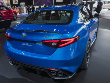 Detroit, bize - 15 Ocak 2018: Alfa Romeo Giulia Kuzey Amerika Uluslararası Otomobil Fuarı'nda şehir Detroit Cobo Center'da sırasında ekranda.