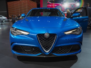 Detroit, bize - 15 Ocak 2018: Alfa Romeo Giulia Kuzey Amerika Uluslararası Otomobil Fuarı'nda şehir Detroit Cobo Center'da sırasında ekranda.