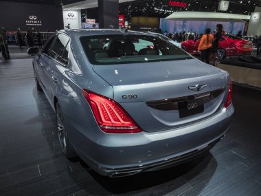 Detroit, bize - 15 Ocak 2018: Genesis G90 Kuzey Amerika Uluslararası Otomobil Fuarı'nda şehir Detroit Cobo Center'da sırasında ekranda.