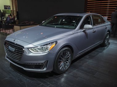 Detroit, bize - 15 Ocak 2018: Genesis G90 Kuzey Amerika Uluslararası Otomobil Fuarı'nda şehir Detroit Cobo Center'da sırasında ekranda.