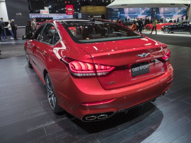 Detroit, bize - 15 Ocak 2018: Genesis G80 spor Kuzey Amerika Uluslararası Otomobil Fuarı'nda şehir Detroit Cobo Center'da sırasında ekranda.