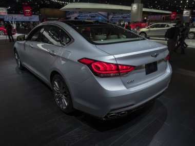 Detroit, bize - 15 Ocak 2018: Genesis G80 Kuzey Amerika Uluslararası Otomobil Fuarı'nda şehir Detroit Cobo Center'da sırasında ekranda.