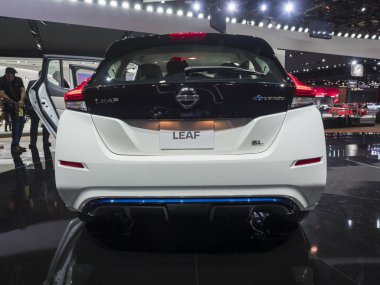 Detroit, bize - 15 Ocak 2018: Nissan Yaprak Kuzey Amerika Uluslararası Otomobil Fuarı'nda şehir Detroit Cobo Center'da sırasında ekranda.