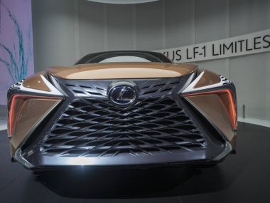 Detroit, bize - 15 Ocak 2018: Lexus Lf-1 sınırsız Kuzey Amerika Uluslararası Otomobil Fuarı'nda şehir Detroit Cobo Center'da sırasında ekranda.