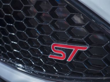 Detroit, bize - 15 Ocak 2018: Ford Focus St Kuzey Amerika Uluslararası Otomobil Fuarı'nda şehir Detroit Cobo Center'da sırasında ekranda.
