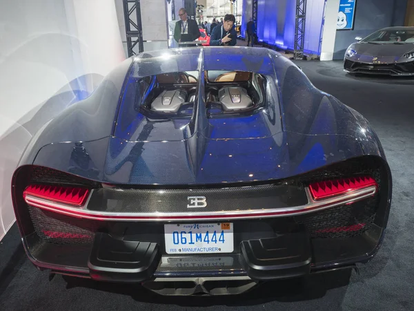Detroit, bize - 15 Ocak 2018: Bugatti Chiron Kuzey Amerika Uluslararası Otomobil Fuarı'nda şehir Detroit Cobo Center'da sırasında ekranda.