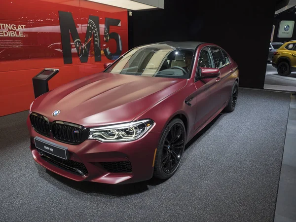 Detroit, bize - 15 Ocak 2018: Bmw M5 Kuzey Amerika Uluslararası Otomobil Fuarı'nda şehir Detroit Cobo Center'da sırasında ekranda.