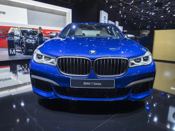 Detroit, bize - 15 Ocak 2018: Bmw 760i Kuzey Amerika Uluslararası Otomobil Fuarı'nda şehir Detroit Cobo Center'da sırasında ekranda.