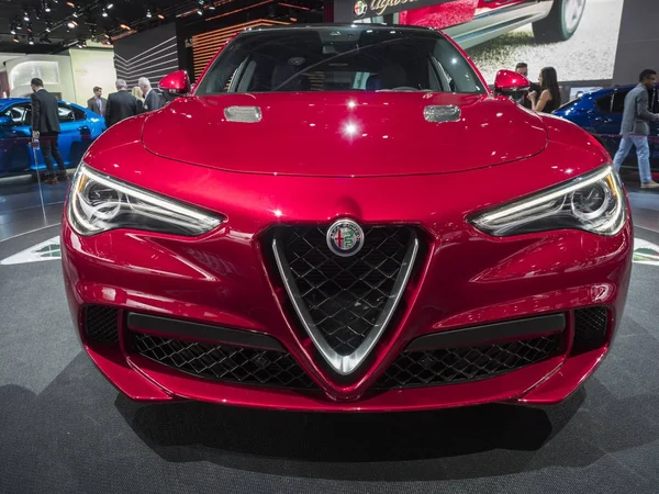 Detroit, bize - 15 Ocak 2018: Alfa Romeo Stelvio Kuzey Amerika Uluslararası Otomobil Fuarı'nda şehir Detroit Cobo Center'da sırasında ekranda.