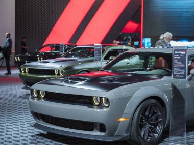 Detroit, bize - 15 Ocak 2018: Dodge Challengers Kuzey Amerika Uluslararası Otomobil Fuarı'nda şehir Detroit Cobo Center'da sırasında ekranda.