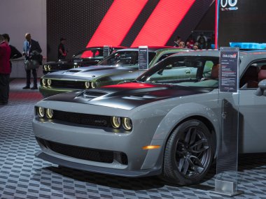 Detroit, bize - 15 Ocak 2018: Dodge Challengers Kuzey Amerika Uluslararası Otomobil Fuarı'nda şehir Detroit Cobo Center'da sırasında ekranda.