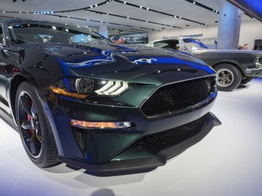 Detroit, bize - 15 Ocak 2018: Ford Mustang Bullit'ı Kuzey Amerika Uluslararası Otomobil Fuarı'nda şehir Detroit Cobo Center'da sırasında ekranda.