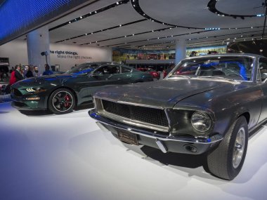 Detroit, bize - 15 Ocak 2018: Ford Mustang Bullit'ı Kuzey Amerika Uluslararası Otomobil Fuarı'nda şehir Detroit Cobo Center'da sırasında ekranda.