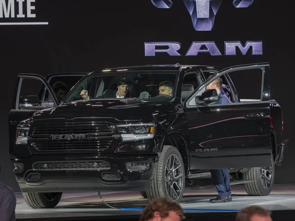 Detroit, bize - 15 Ocak 2018: Dodge Ram 1500 Kuzey Amerika Uluslararası Otomobil Fuarı'nda şehir Detroit Cobo Center'da sırasında ekranda.